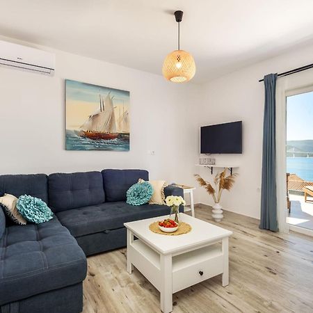 Apartments Morska Vila Komarna Bagian luar foto