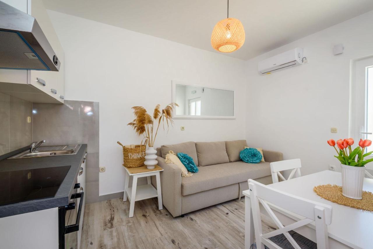 Apartments Morska Vila Komarna Bagian luar foto