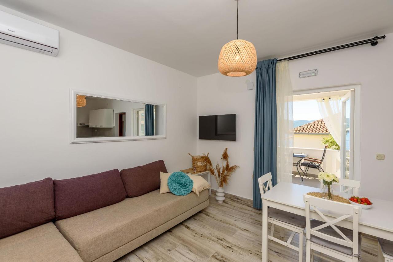 Apartments Morska Vila Komarna Bagian luar foto