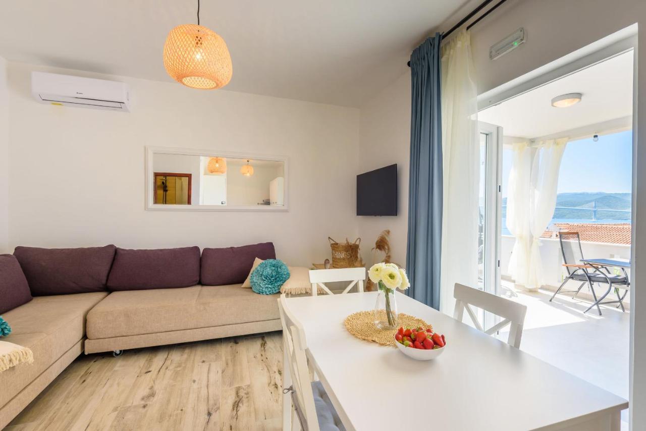 Apartments Morska Vila Komarna Bagian luar foto